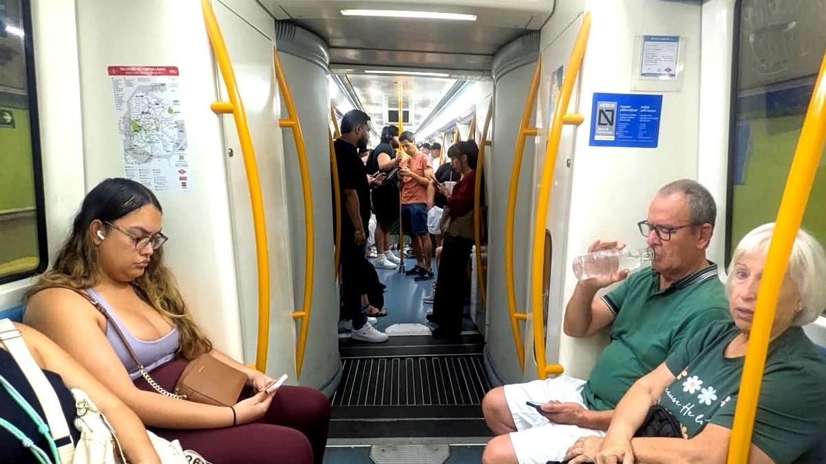 Las dos líneas más tórridas del Metro de Madrid ahora tienen aire, pero no basta para el calor: "Llegas sudado al trabajo"