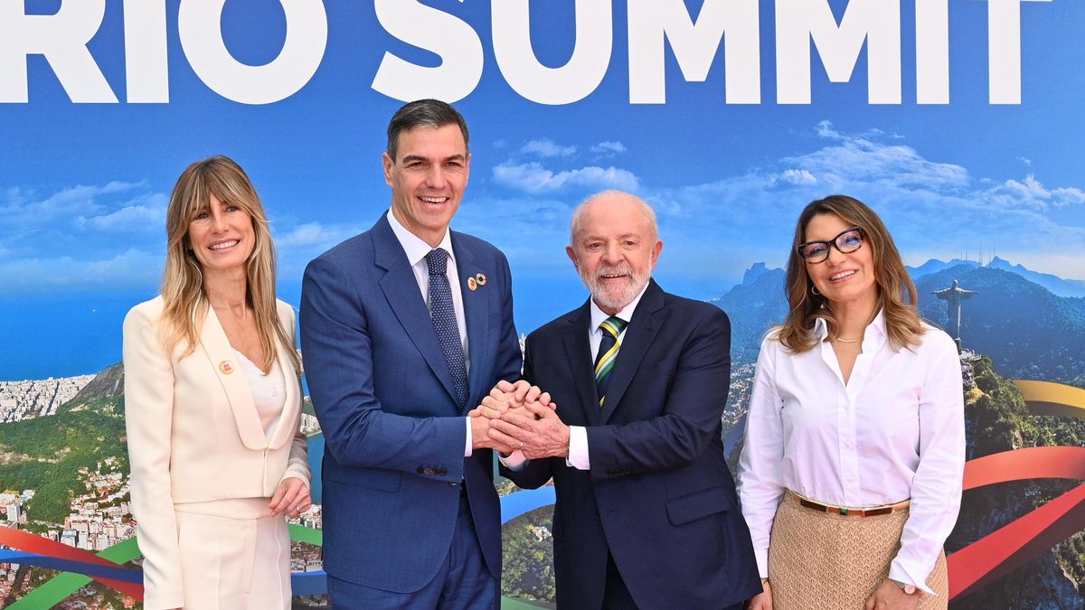 (I-D) La mujer del presidente del Gobierno, Begoña Gómez; el presidente de Gobierno, Pedro Sánchez; el presidente de la República Federativa de Brasil, Luiz Inácio Lula da Silva, y la Primera Dama de Brasil, Rosángela Lula da Silva, durante la Cumbre del
