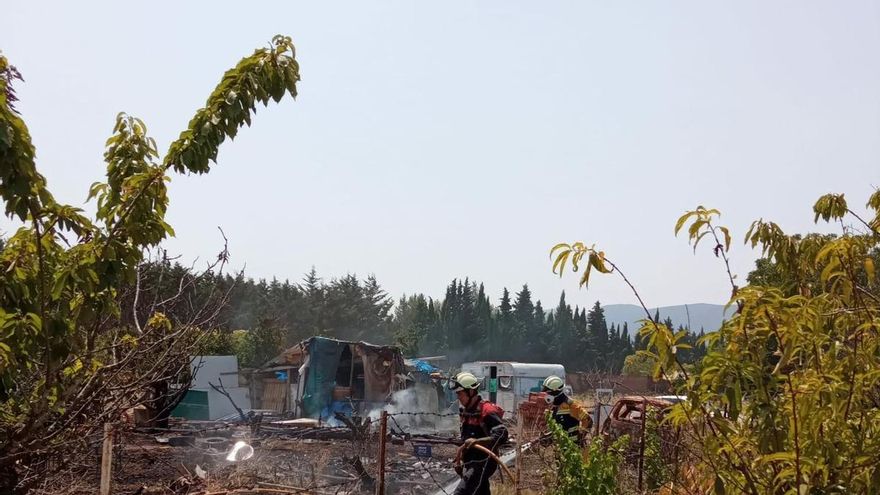 Los Bomberos de Navarra extinguen un incendio en una finca y tratan de sofocar otro surgido al arder un vehículo