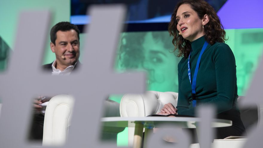 Archivo - El presidente de la comunidad de Andalucía, Juanma Moreno, con la presidenta de la Comunidad de Madrid, Isabel Díaz Ayuso, en una foto de archivo.