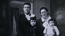 Atilano Coco junto a su mujer, Enriqueta Carbonell, y sus hijos, Alicia y Enrique.