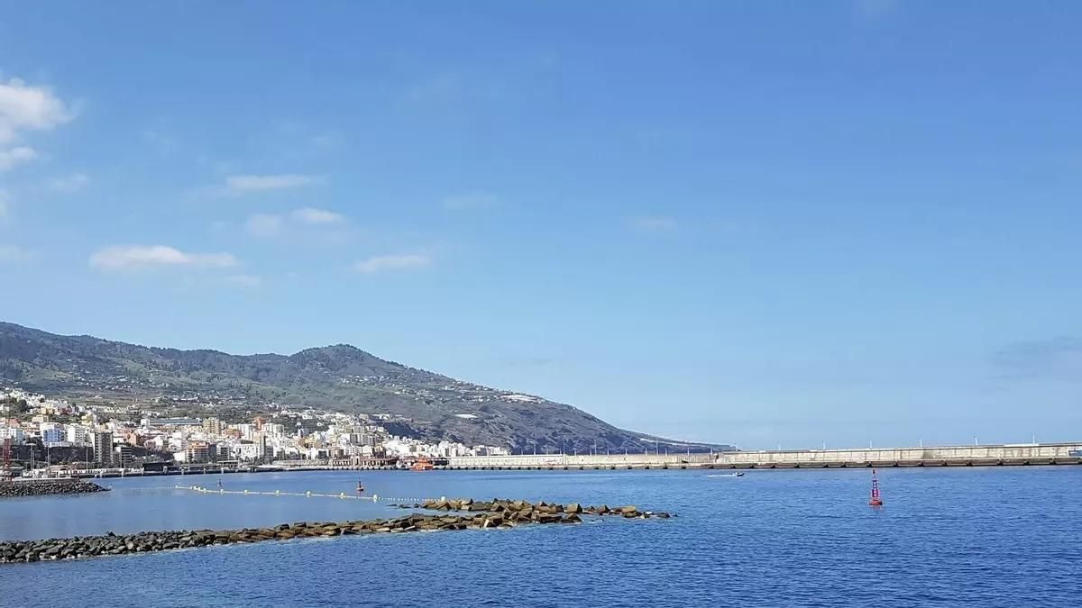 Foto de archivo. Imagen captada desde el Paseo de Bajamar (Breña Alta) con Santa Cruz de La Palma al fondo.