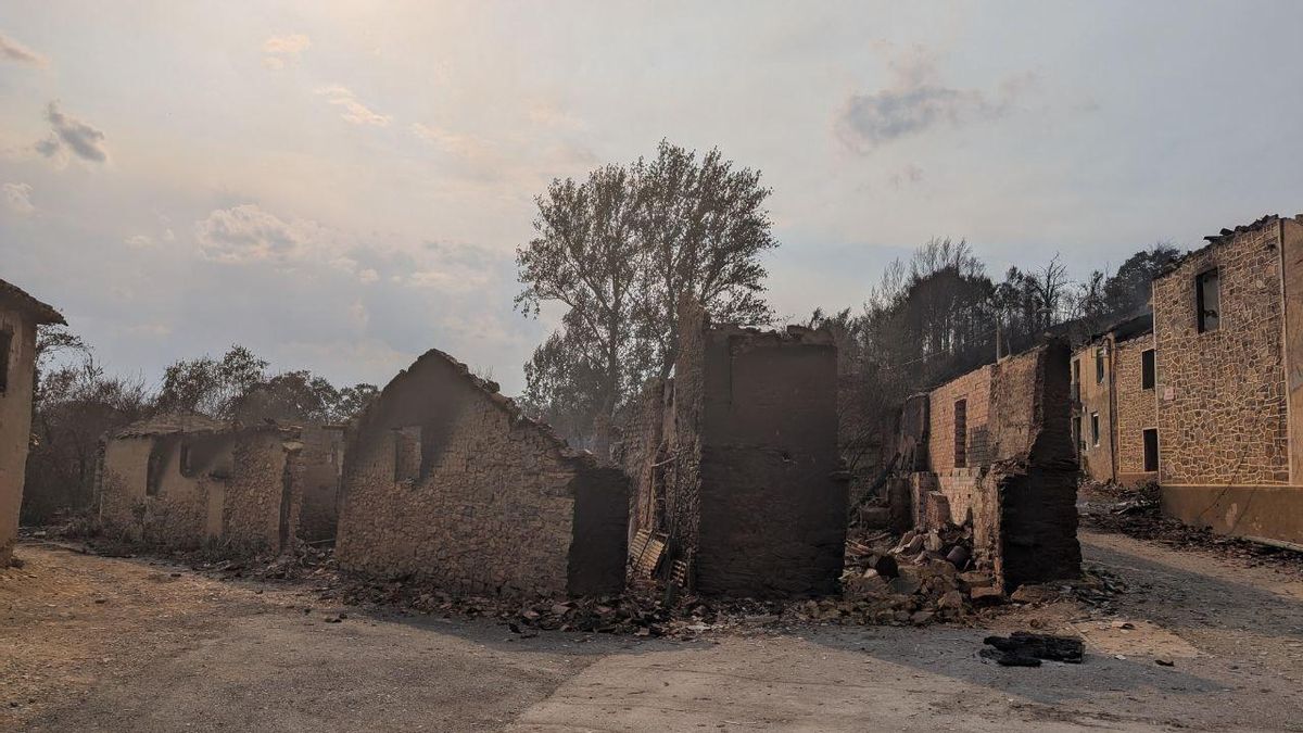 Varias casas totalmente quemadas en la localidad leonesa de Castrocalbón.