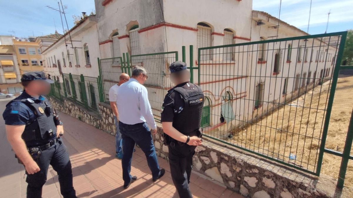 Inspección del antiguo cuartel de Puente Genil, que ha sido desalojado.