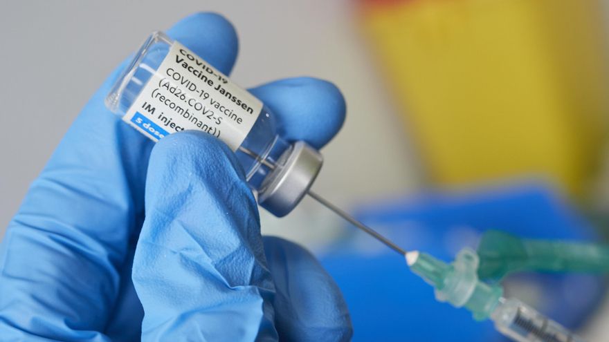 Una profesional sanitaria sostiene un vial con la vacuna de Janssen