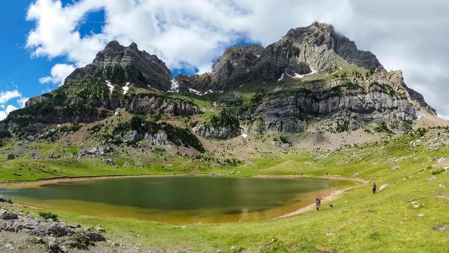 Una ruta de senderismo fácil que lleva a un emblemático rincón del Pirineo aragonés: un lago glaciar