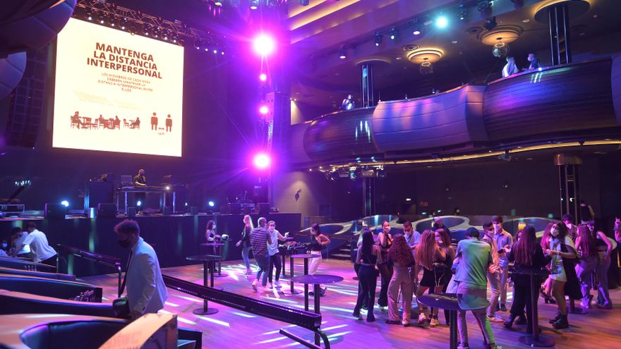 Dudas legales, descoordinación y amenazas tras el frenazo en Andalucía al pasaporte Covid para el ocio nocturno