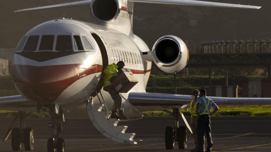 Las primeras dosis de la vacuna contra la COVID-19 han aterrizado este sábado en el aeropuerto de Tenerife Norte