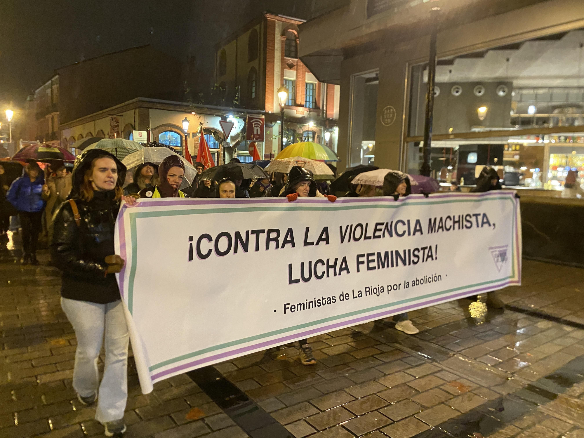 La lluvia no calla el grito feminista contra la violencia de género en Logroño