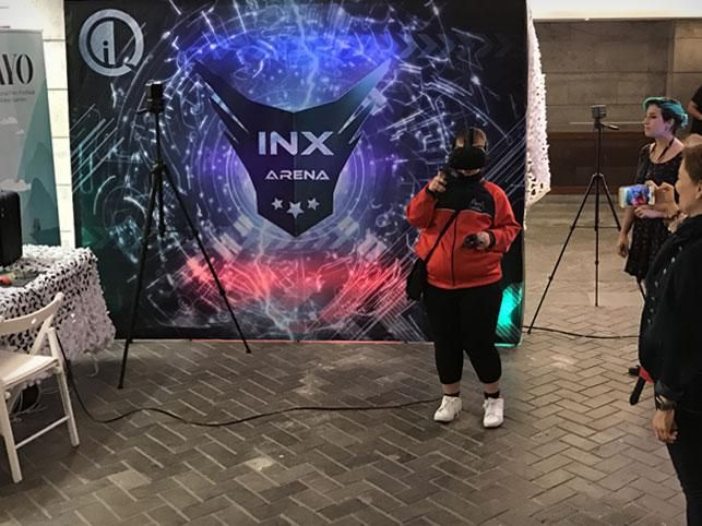 Niño probando juegos de realidad virtual