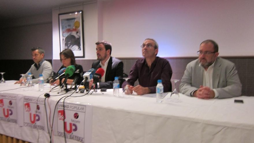 Garzón ve "verdaderamente espeluznante" que Hollande "se salte el déficit público para poder ir a la guerra"