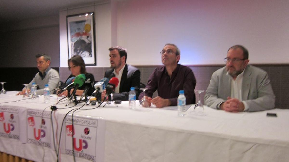 Garzón ve "verdaderamente espeluznante" que Hollande "se salte el déficit público para poder ir a la guerra"