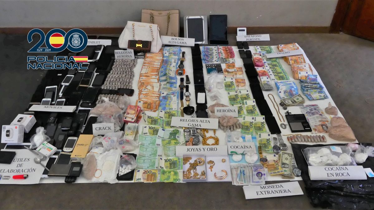 Drogas, dinero y otros objetos que fueron requisados a los detenidos.