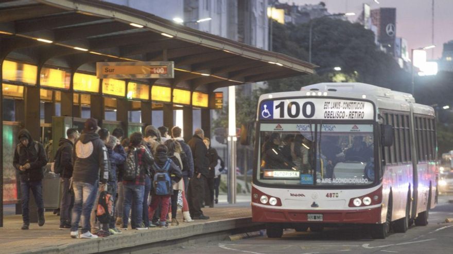 Al no haber acuerdo, el servicio nocturno de colectivos continúa suspendido