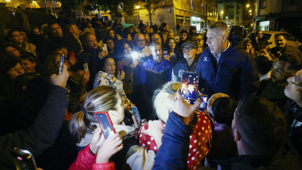 El alcalde de Badalona, Xavier García Albiol, cuando conversaba este domingo con participantes de la protesta frente a la iglesia que pretendia acoger a inmigrantes.