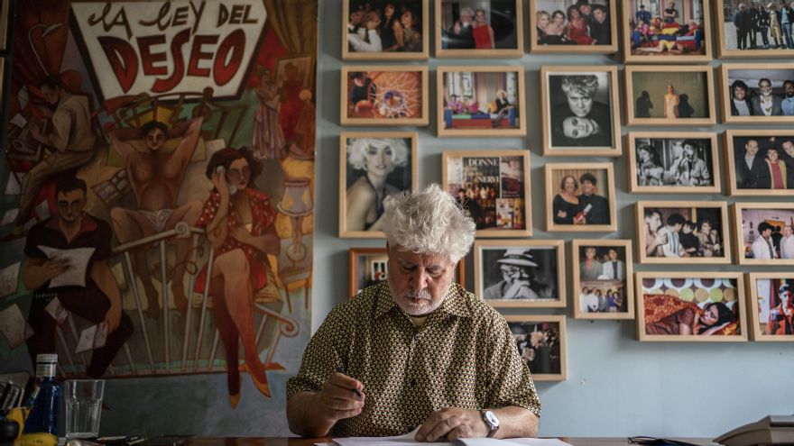 El director en su despacho de El Deseo, rodeado de imágenes de su carrera cinematográfica