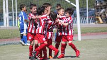 Un grupo de niños celebra un gol en la Copa Federación en Puçol (Valencia)