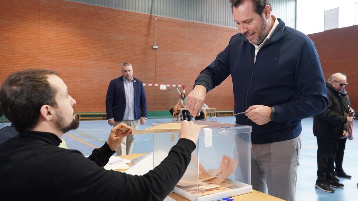 El ministro de Transportes y Movilidad Sostenible, Óscar Puente, ejerce su derecho al voto en Valladolid, este domingo. EFE/ Nacho Gallego
