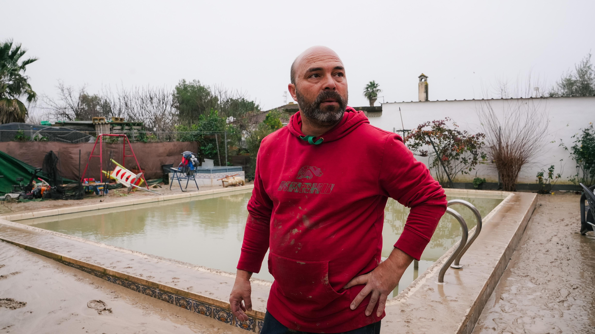 El lodo y el barro, dentro de las parcelas de las calles Perdiz y La Tórtola