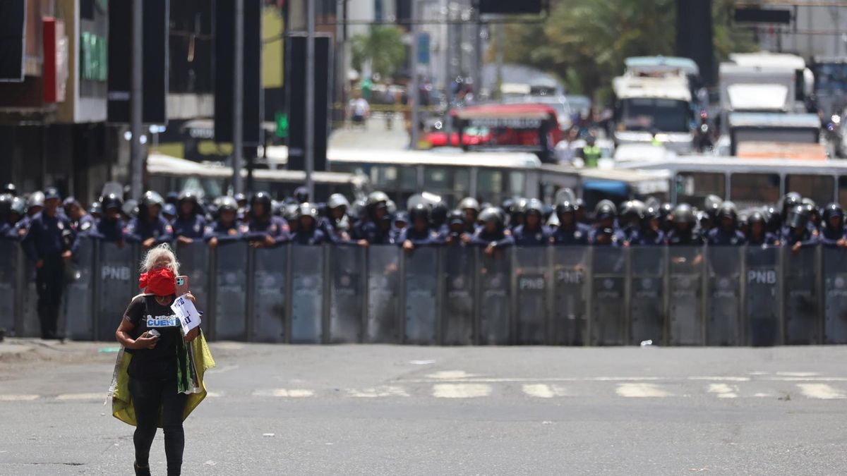 Una mujer participa en una manifestación el viernes pasado en Caracas. Decenas de familiares de presos políticos protestaron para exigir a Delcy Rodríguez, más liberaciones y respuestas a las denuncias de violaciones de derechos humanos