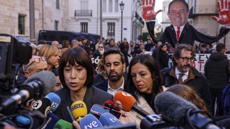La ministra Diana Morant ofrece declaraciones a los medios durante la protesta frente a Les Corts Valencianes, este jueves, en Valencia.