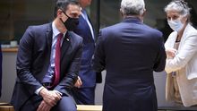 Pedro Sánchez, a la izquierda con mascarilla, durante el Consejo Europeo especial