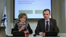 Los ministros Carcedo (izquierda) y Duque, durante la presentación del plan contra las pseudoterapias