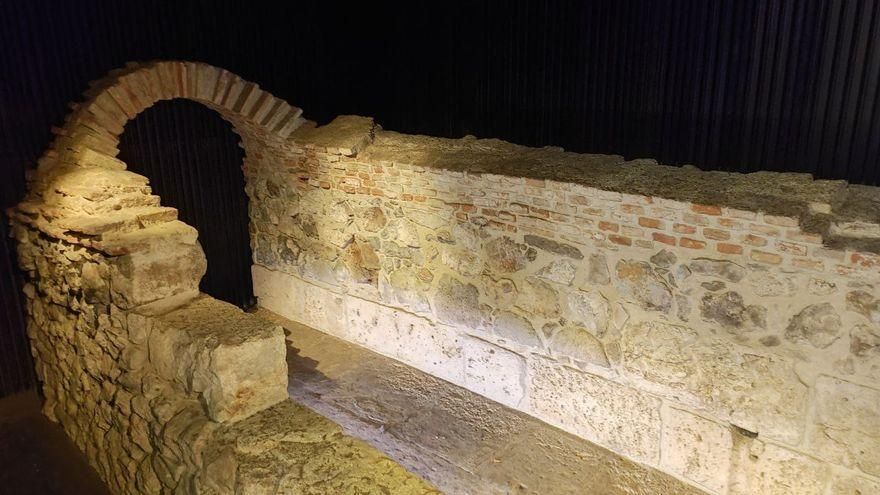 La recreación de la fuente de los Caños del Peral, en una muestra situada en la estación de Ópera.