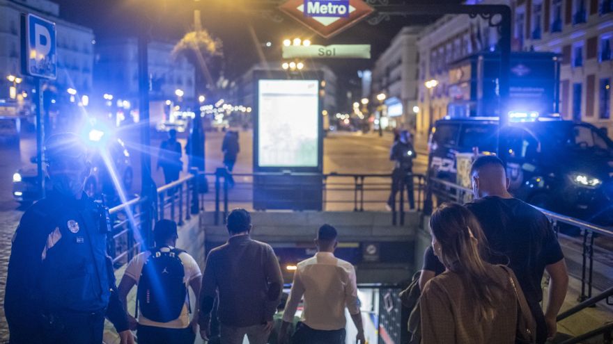 Último toque de queda en seis escenarios distintos: gritos de "libertad", petardos y calles desiertas