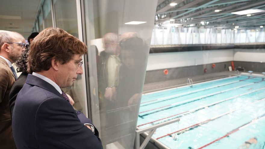 El alcalde de Madrid observa la nueva piscina de La Cebada