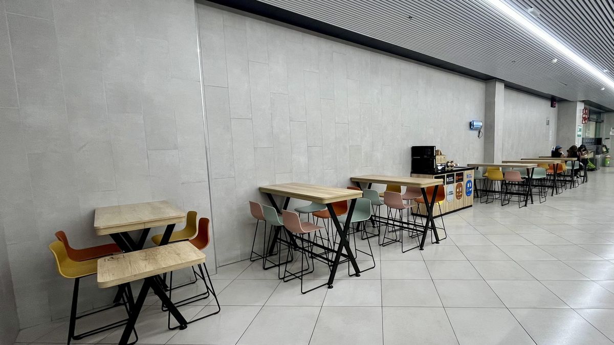 Nueva zona de mesas y sillas.