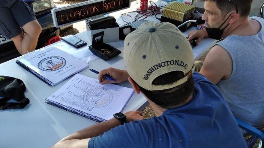 Miembros del grupo Banda Ciudadana de radioaficionados, este sábado en Las Lomas.