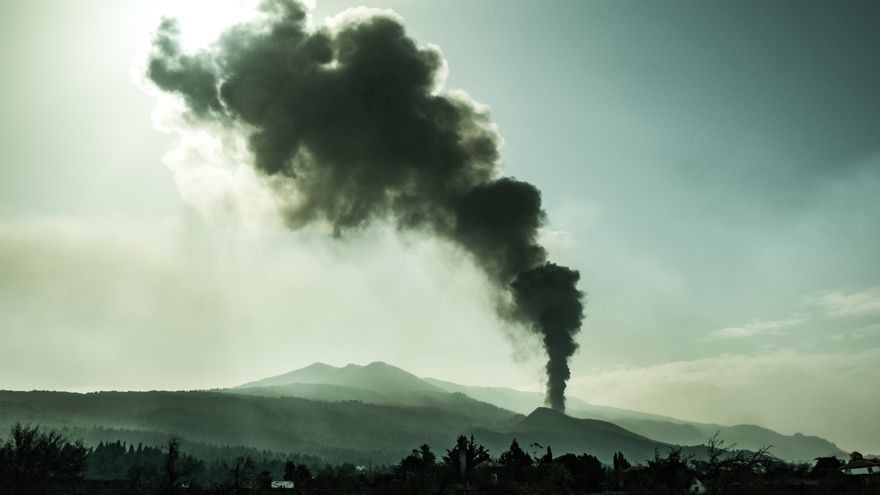 Reactivación del volcán este lunes. / FOTO: ANKOR RAMOS