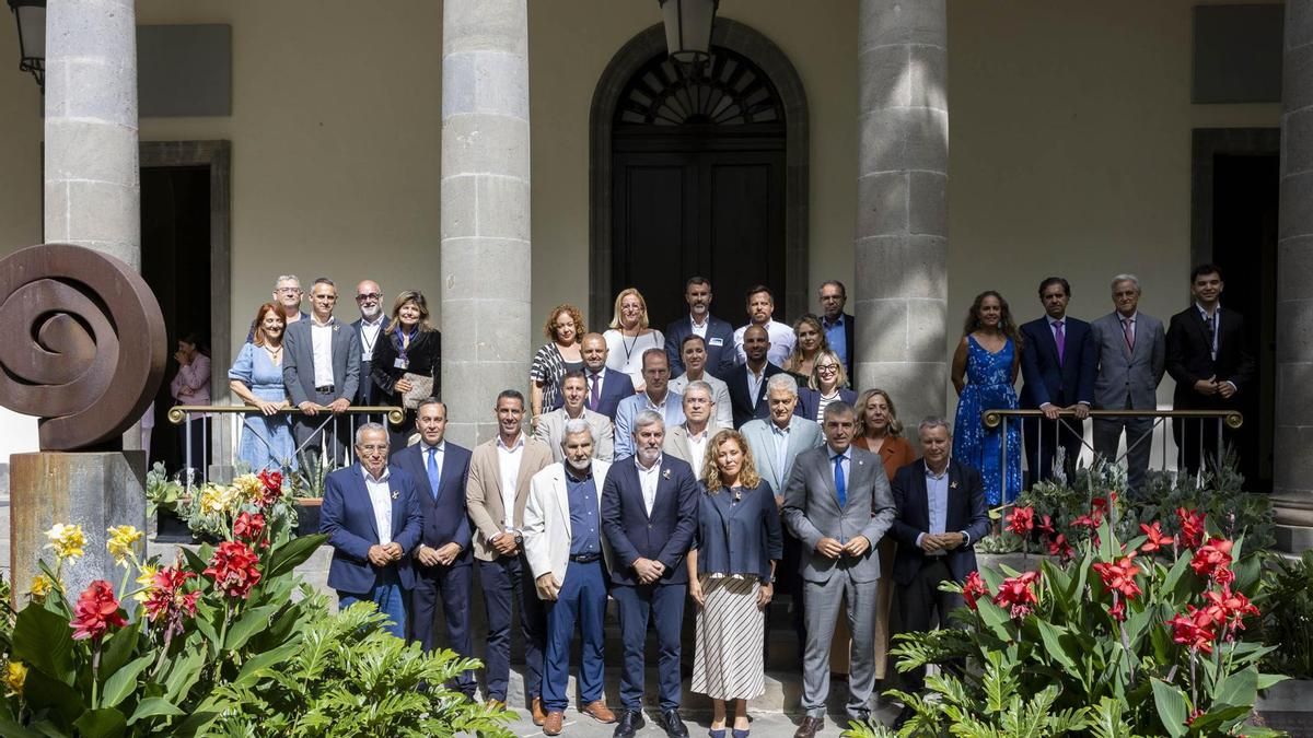 Canarias aprueba la ley que regula por primera vez los municipios turísticos, con la ausencia de la consejera
