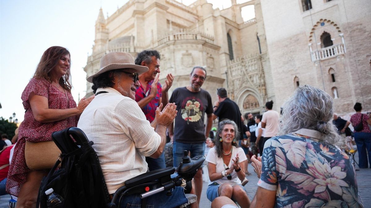 La plaza Virgen de los Reyes, con la Giralda, fue el lugar escogido para una protesta espontánea ciudadana en contra del evento privado que cerró el espacio el pasado jueves.