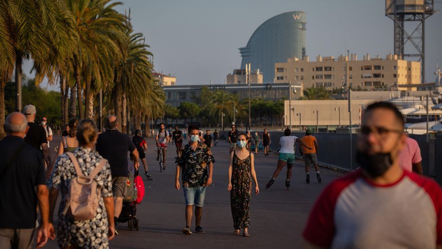 Paseando por Barcelona con mascarilla