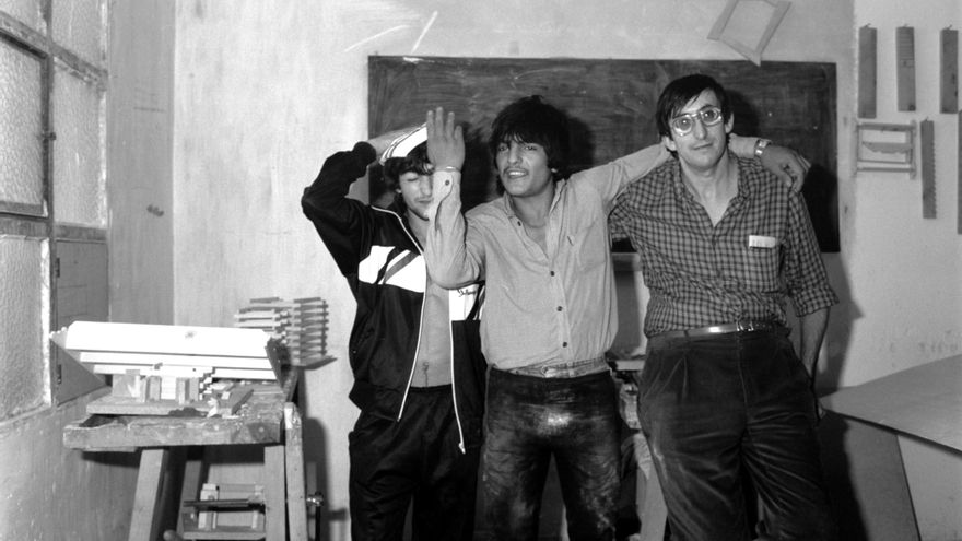 Esteve Lucerón (derecha) junto a dos alumnos del taller de carpintería, el día de Navidad de 1988.