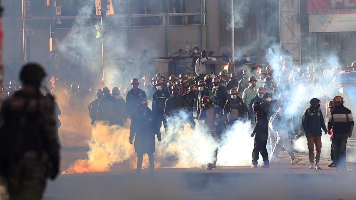 Un grupo de mineros se enfrenta con la Policía durante una marcha para exigir al Gobierno atención a sus demandas este jueves, en La Paz.