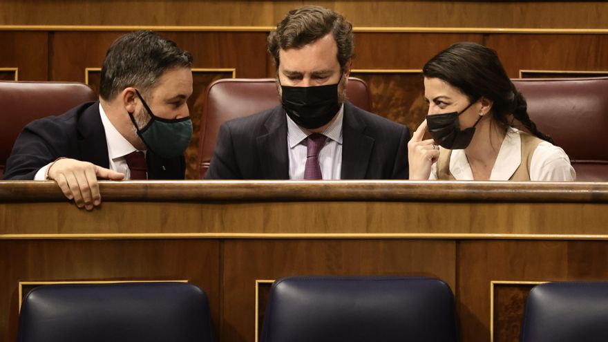 (I-D) El presidente de Vox, Santiago Abascal; el portavoz parlamentario de Vox, Iván Espinosa de los Monteros, y la secretaria general de Vox en el Congreso, Macarena Olona, conversan en una sesión plenaria, en el Congreso de los Diputados