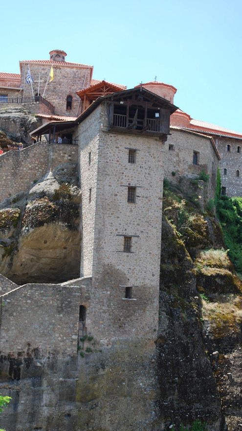 Vertical. Los monasterios de Meteora están literalmente colgados de las piedras.