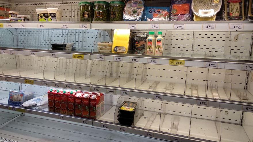 Sección de nevera de un supermercado de Vallecas este miércoles.