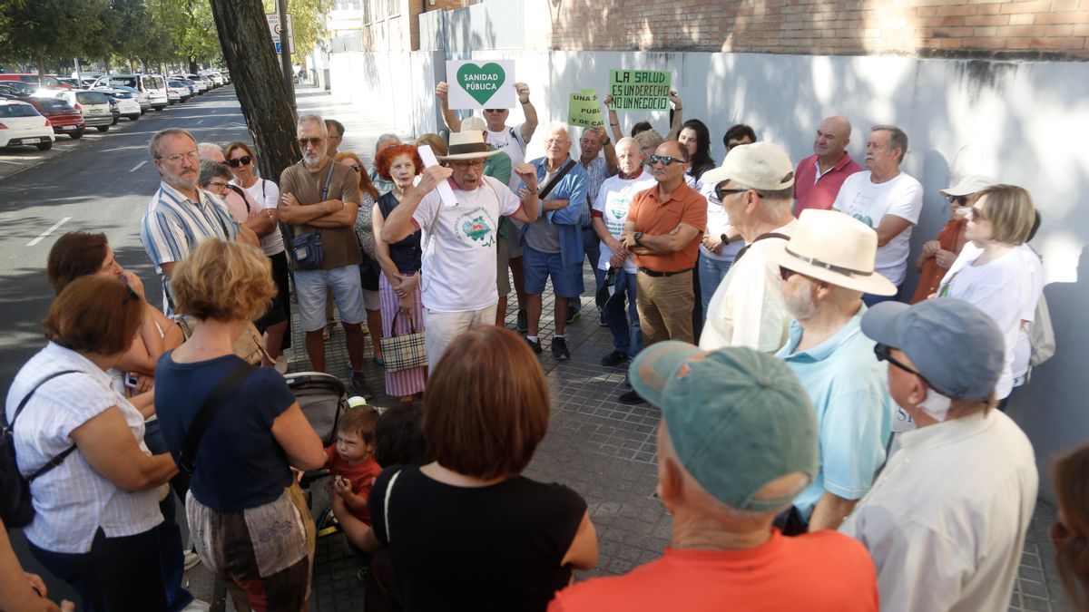 Mareas Blancas de Córdoba se concentra tras la presentación de un escrito solicitando una reunión con la nueva delegada de sanidad