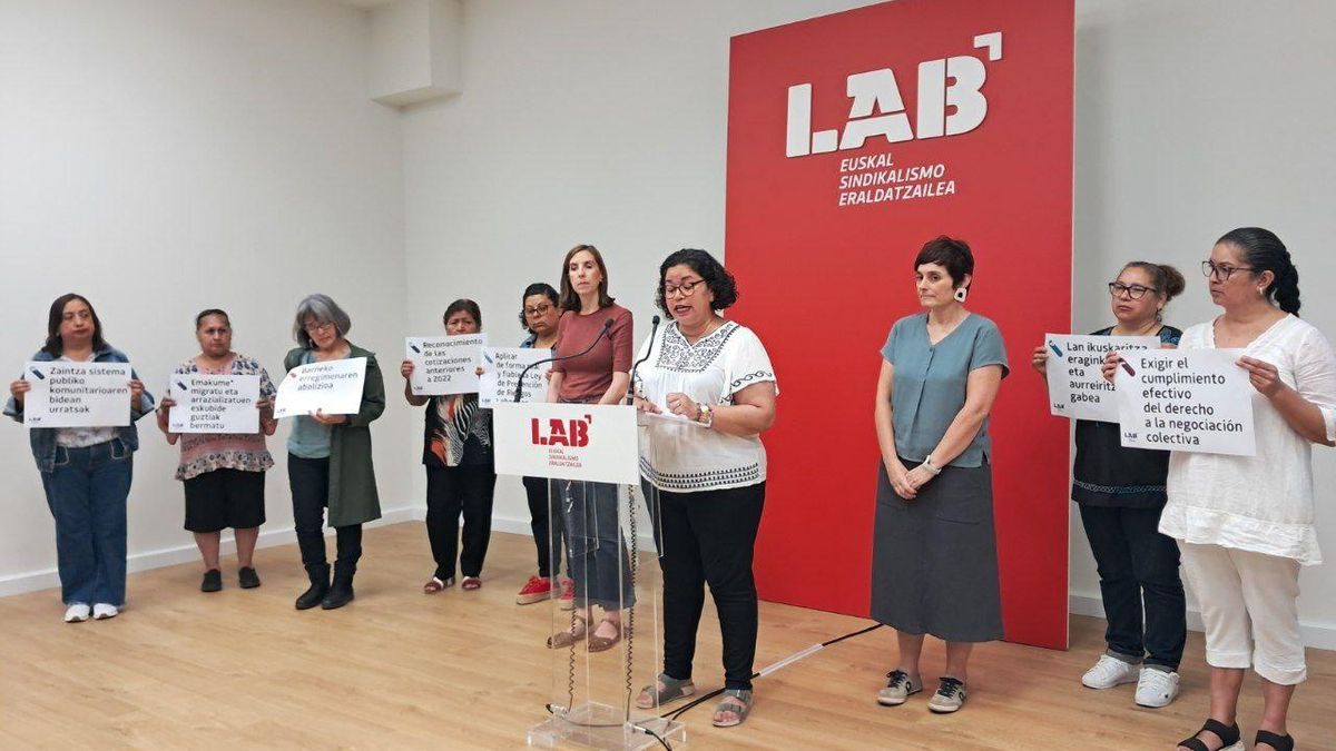 Trabajadoras del hogar reunidas en el sindicato LAB este lunes