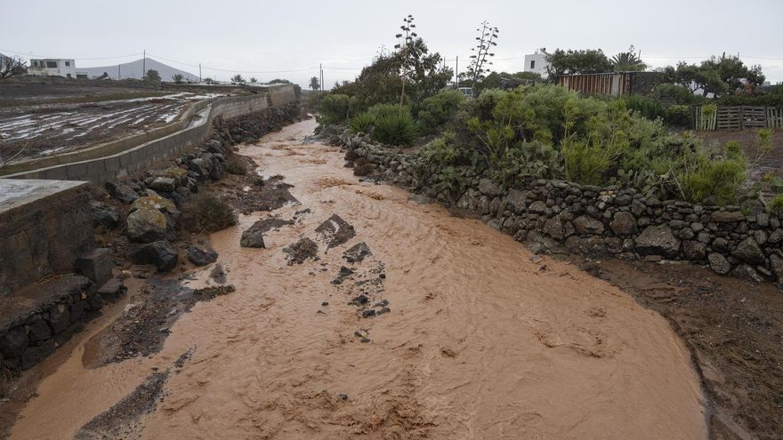 Barranco de agua en el pueblo de Guatiza tras el paso de la borrasca Emilia.