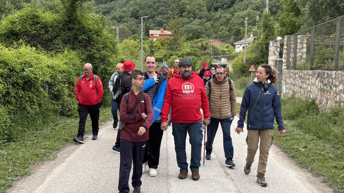 Algunos de los participantes de la ruta de senderismo de Caspueñas