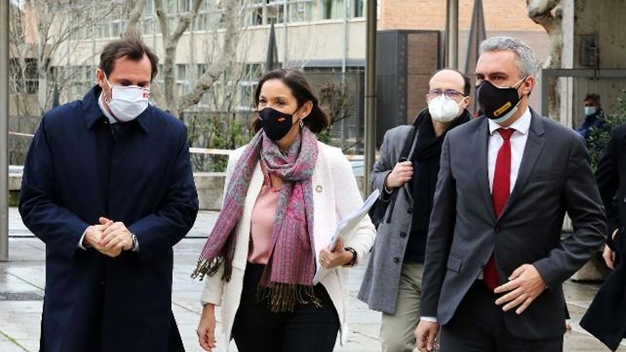 El alcalde de Valladolid, Óscar Puente, la ministra de Industria, Reyes Maroto, y el delegado del Gobierno, Javier Izquierdo, anunciando 150 millones de euros de inversión en la Plataforma Agroalimentaria de Valladolid. / ICAL