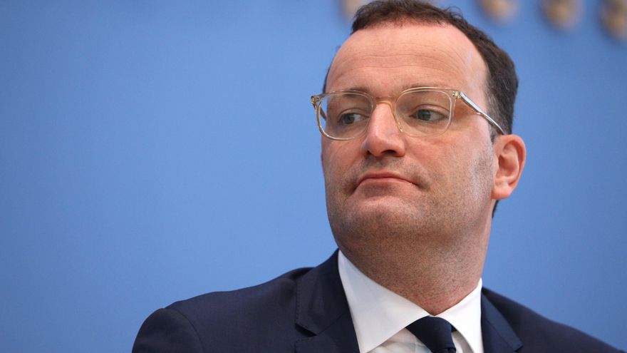 El ministro alemán de Sanidad, Jens Spahn, en una comparecencia ante la prensa en Berlín este viernes para informar sobre la situación de la pandemia. EFE/EPA/Christian Marquardt