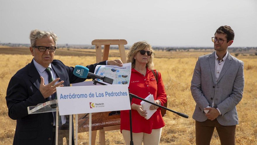 Hinojosa firma el convenio para adaptar su antiguo aeródromo y que pueda volver a usarse