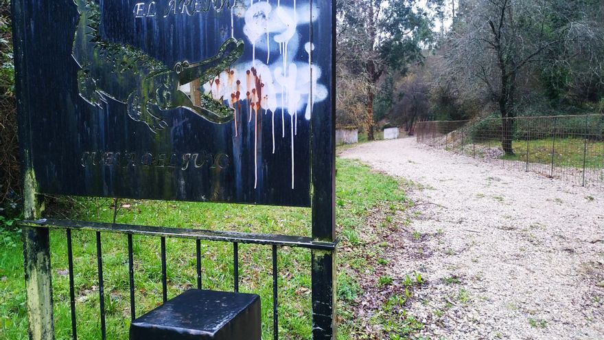 Acceso a la cueva El Juyo, cuyo acceso está cerrado al público.