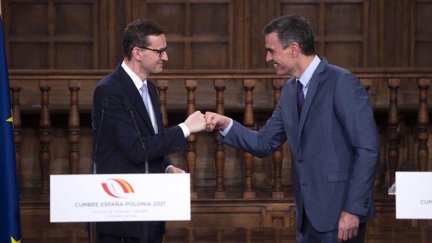 El presidente del Gobierno, Pedro Sánchez, saluda al primer ministro de Polonia, Mateusz Morawiecki, durante la cumbre bilateral en Alcalá de Henares